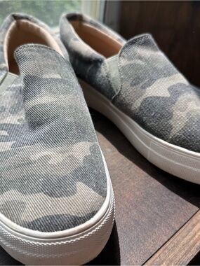 Soda Women’s Slip-On Camo Canvas Sneakers Sz 9